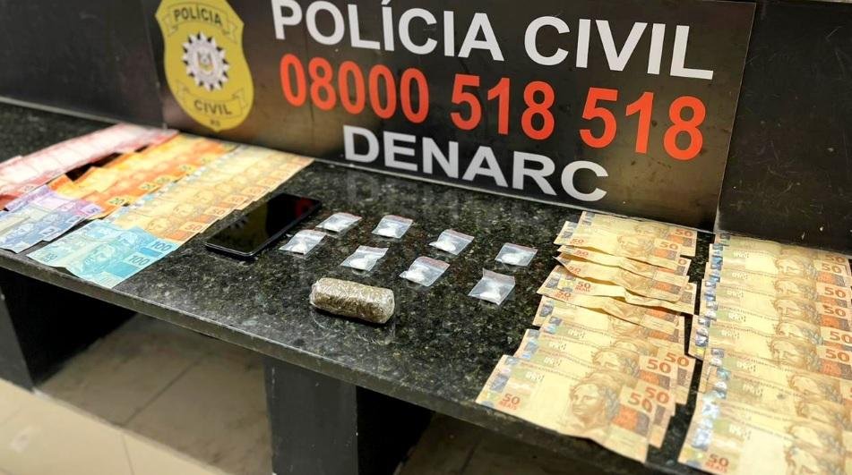 Coca&iacute;na, maconha e dinheiro foram apreendidos com suspeito