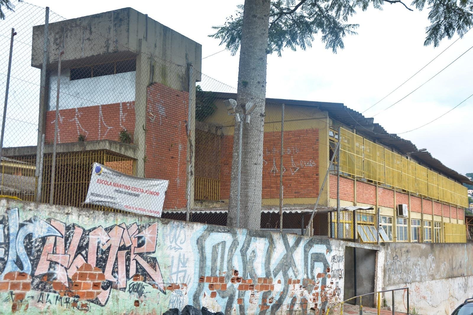 A Escola Doutor Martins Costa J&uacute;nior atende cerca de 360 alunos do Ensino Fundamental, mas poderia abrir outras 240 matr&iacute;culas com a reforma do pr&eacute;dio interditado em 2020