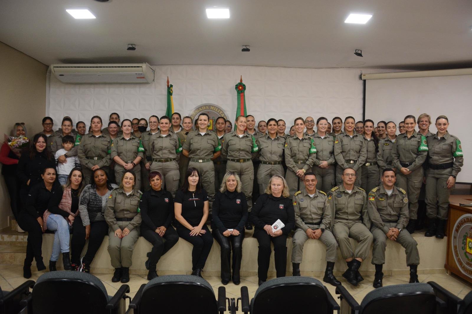 Homenageadas se reuniram no audit&oacute;rio do Quartel do Comando Geral da Brigada Militar para participarem do evento.