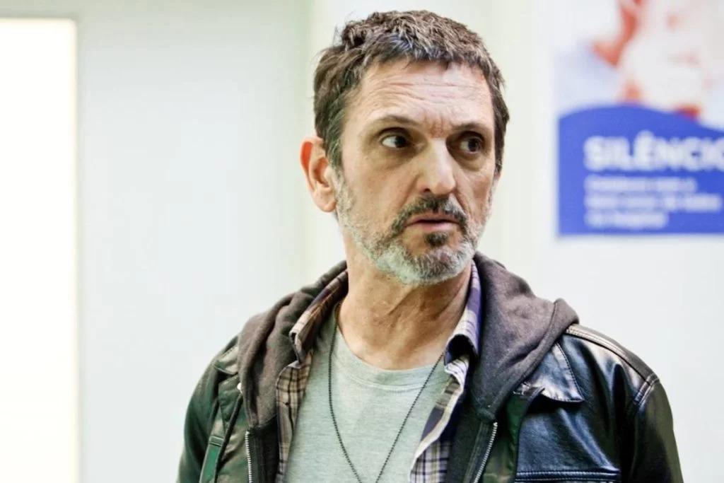 Paulo Miklos vive Aur&eacute;lio S&aacute;, m&uacute;sico cancelado ap&oacute;s a&ccedil;&atilde;o sua ter sido filmada antes da morte de policial
