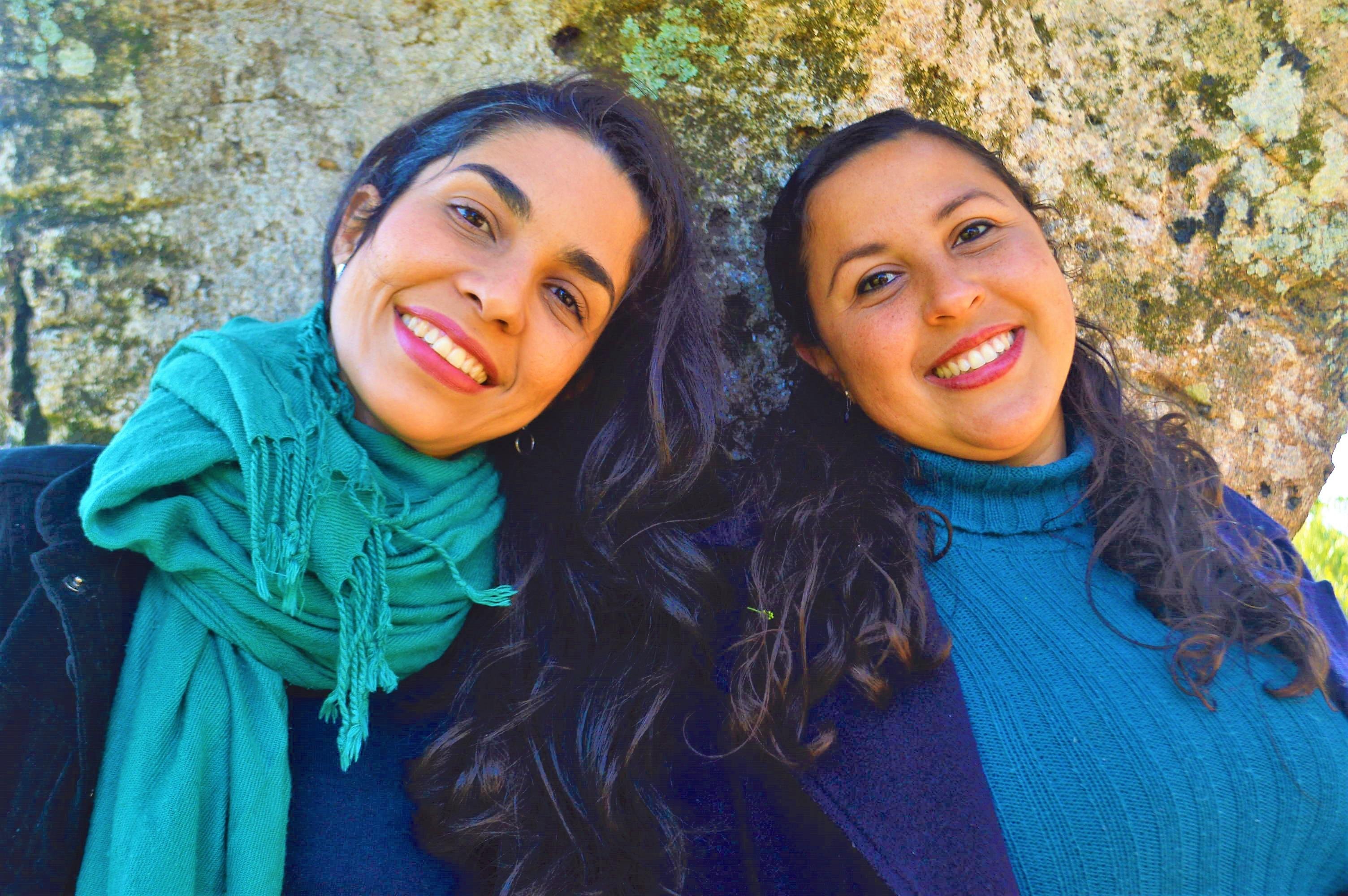 As irm&atilde;s Carol e Amanda Senna, mulheres que trabalham com a cultura popular, poesia e cordel com crian&ccedil;as