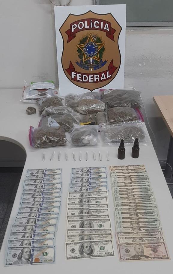 Os pacotes de droga foram encontrados em compartimentos ocultos localizados no porta-malas, durante a realiza&ccedil;&atilde;o de inspe&ccedil;&atilde;o no ve&iacute;culo.