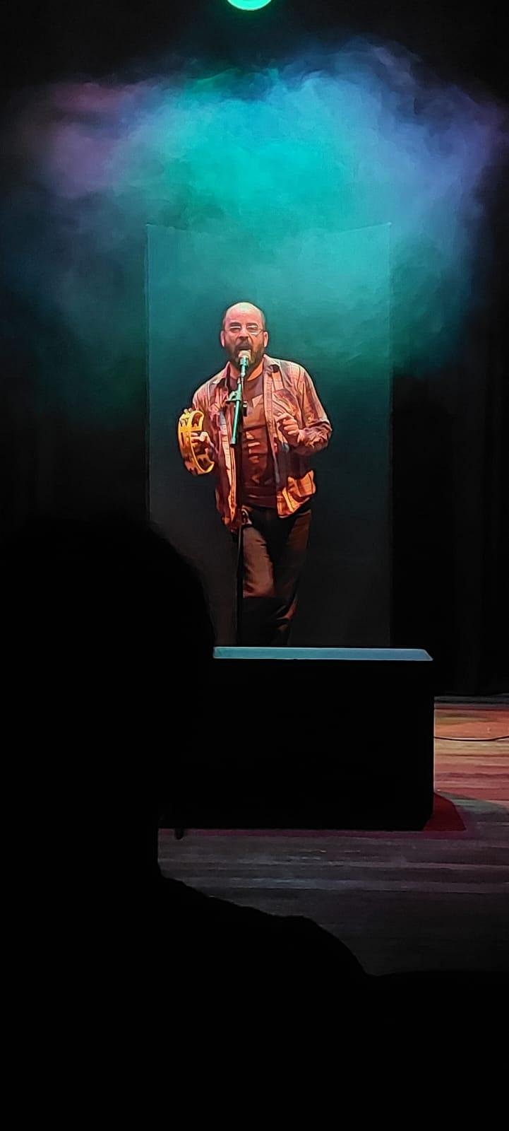 Ator e diretor Luis Carlos Pretto sobe ao palco para homenagear seu &iacute;dolo do rock na adolesc&ecirc;ncia.