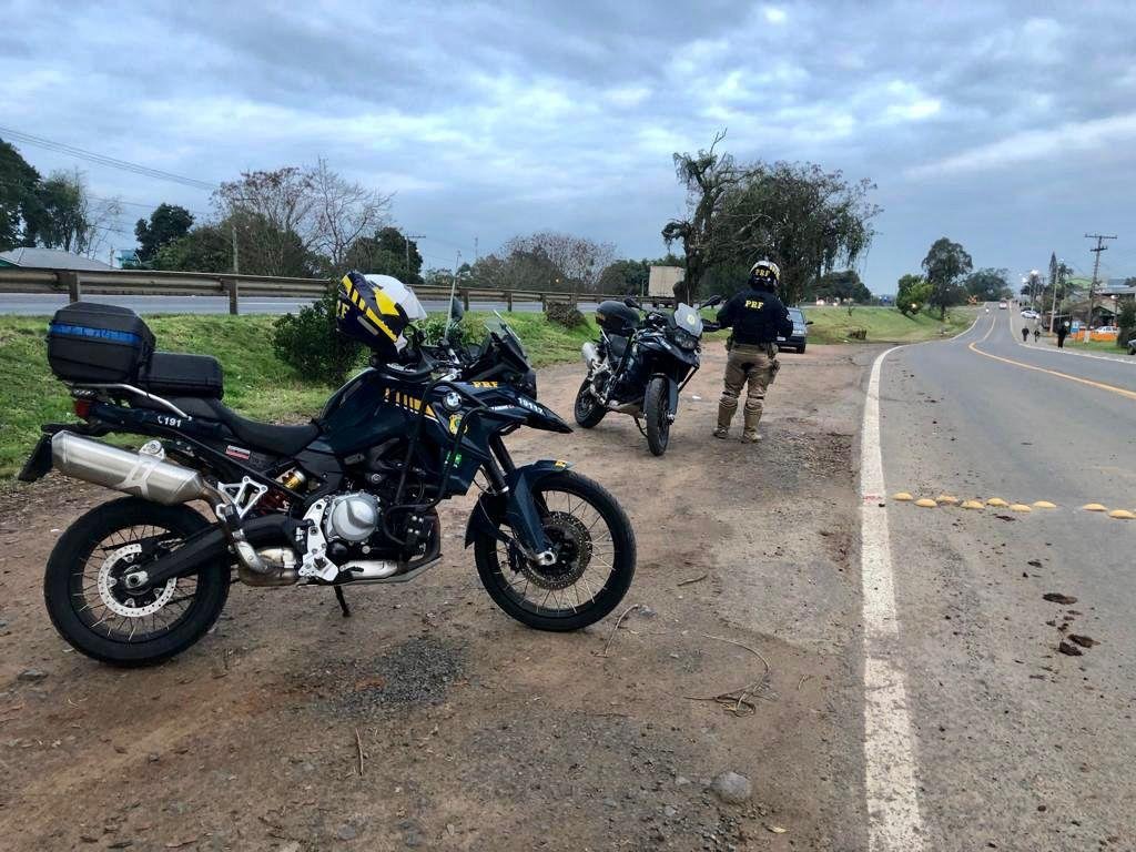 O motorista do Gol desobedeceu &agrave; ordem de parada e fugiu em alta velocidade, causando riscos aos pedestres e a outros condutores