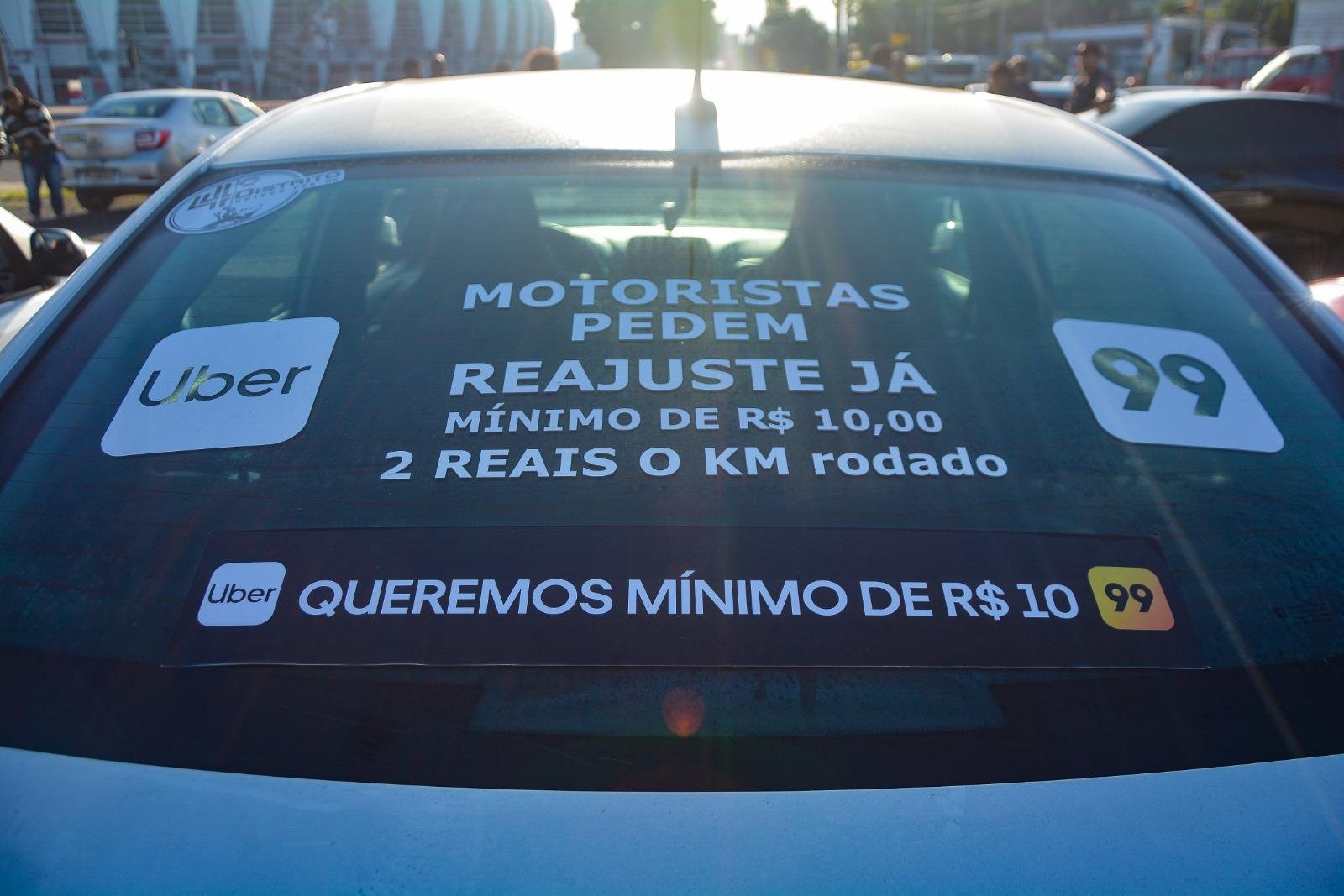 O grupo saiu em carreata pelas principais vias da cidade