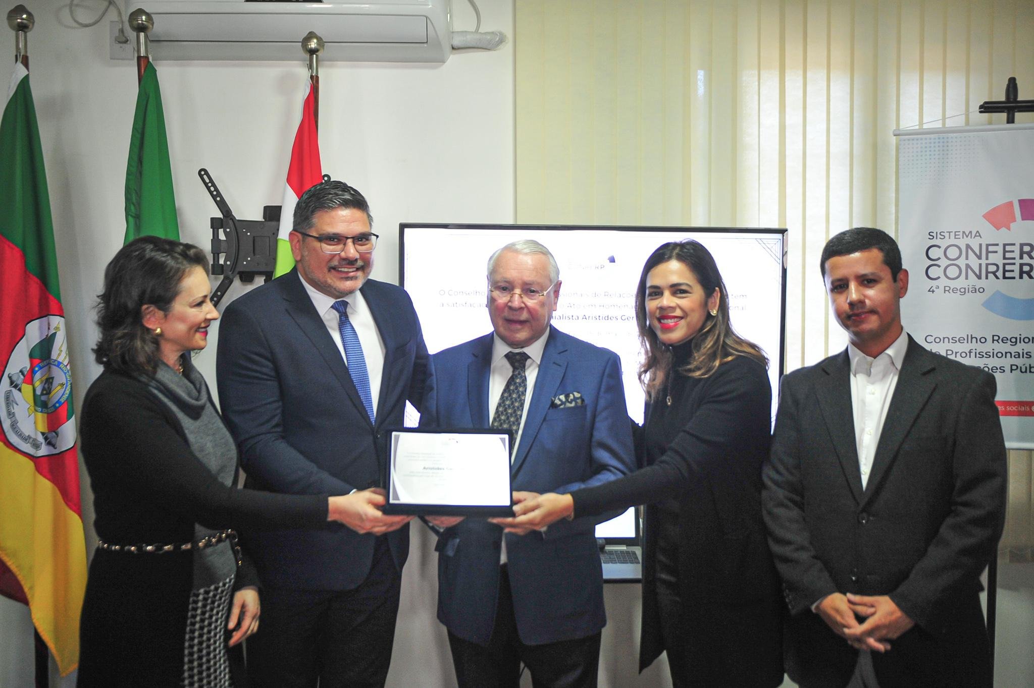 Aristides (C) recebe placa da diretoria da Conrerp4