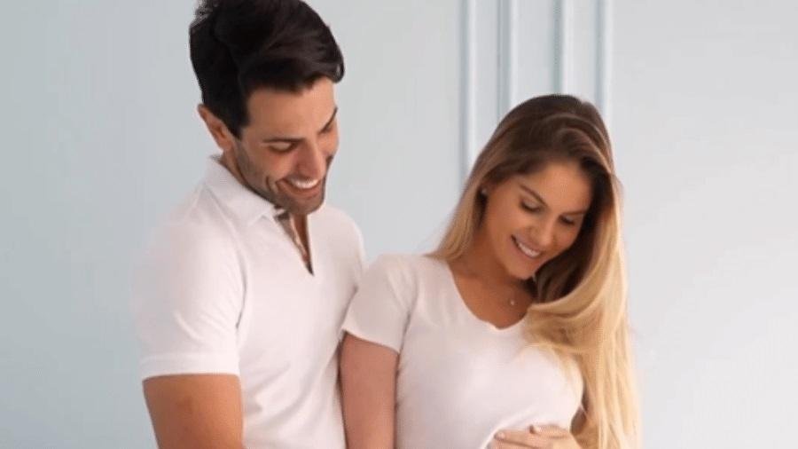 B&aacute;rbara Evans ao lado do marido, Gustavo Theodoro