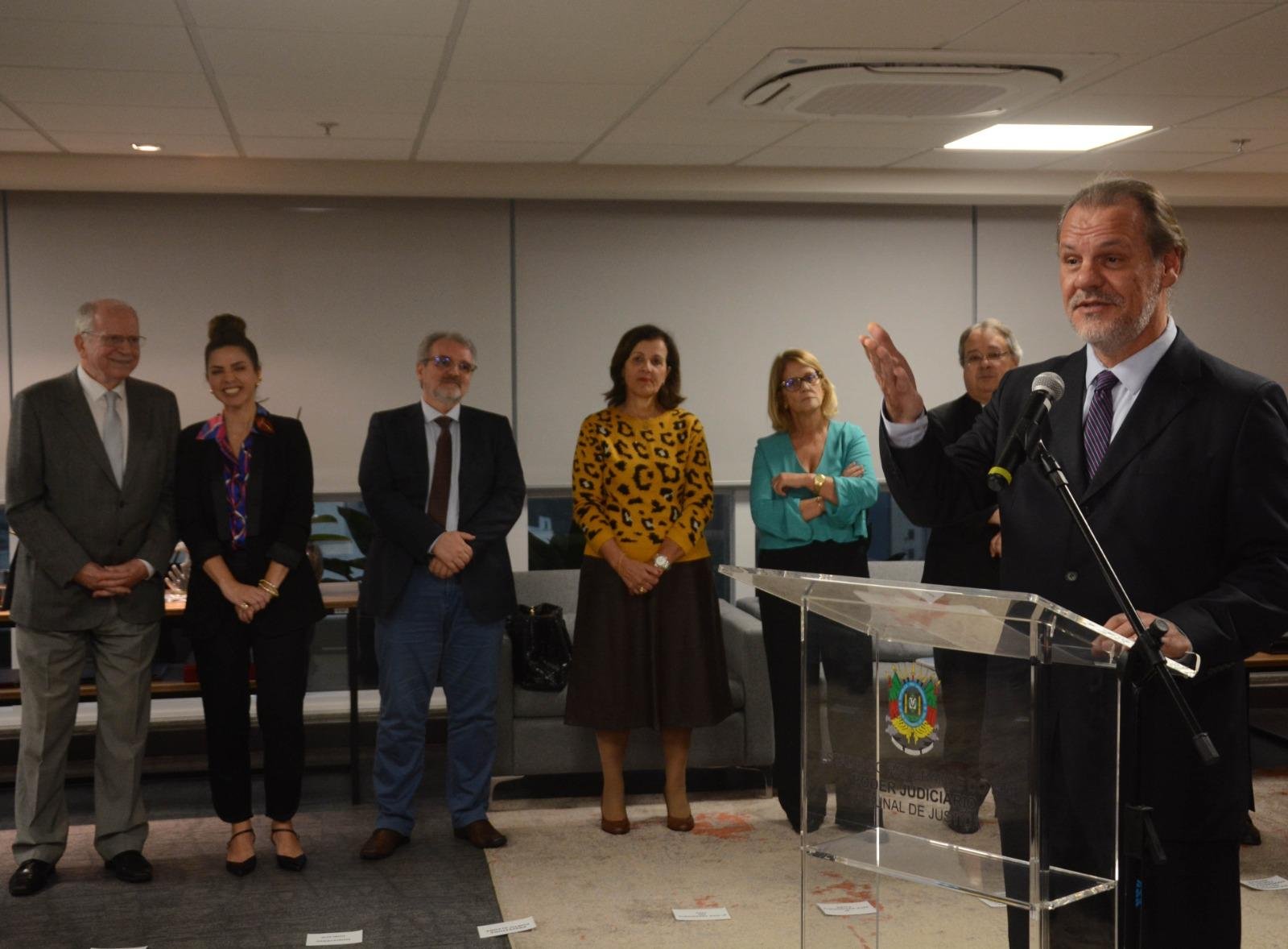 O 1&ordf; Vice-Presidente do TJ RS, o desembargador Alberto Delgado Neto, ressaltou que a miss&atilde;o do judici&aacute;rio vai muito al&eacute;m da pacifica&ccedil;&atilde;o de conflitos e a garantia dos direitos dos cidad&atilde;os
