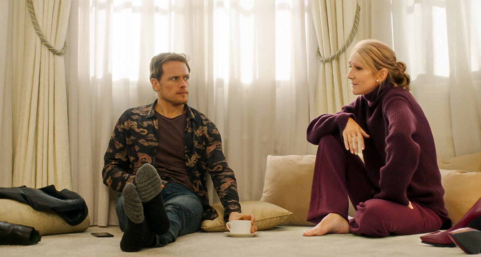 C&eacute;line Dion em cena do filme com o ator Sam Heughan