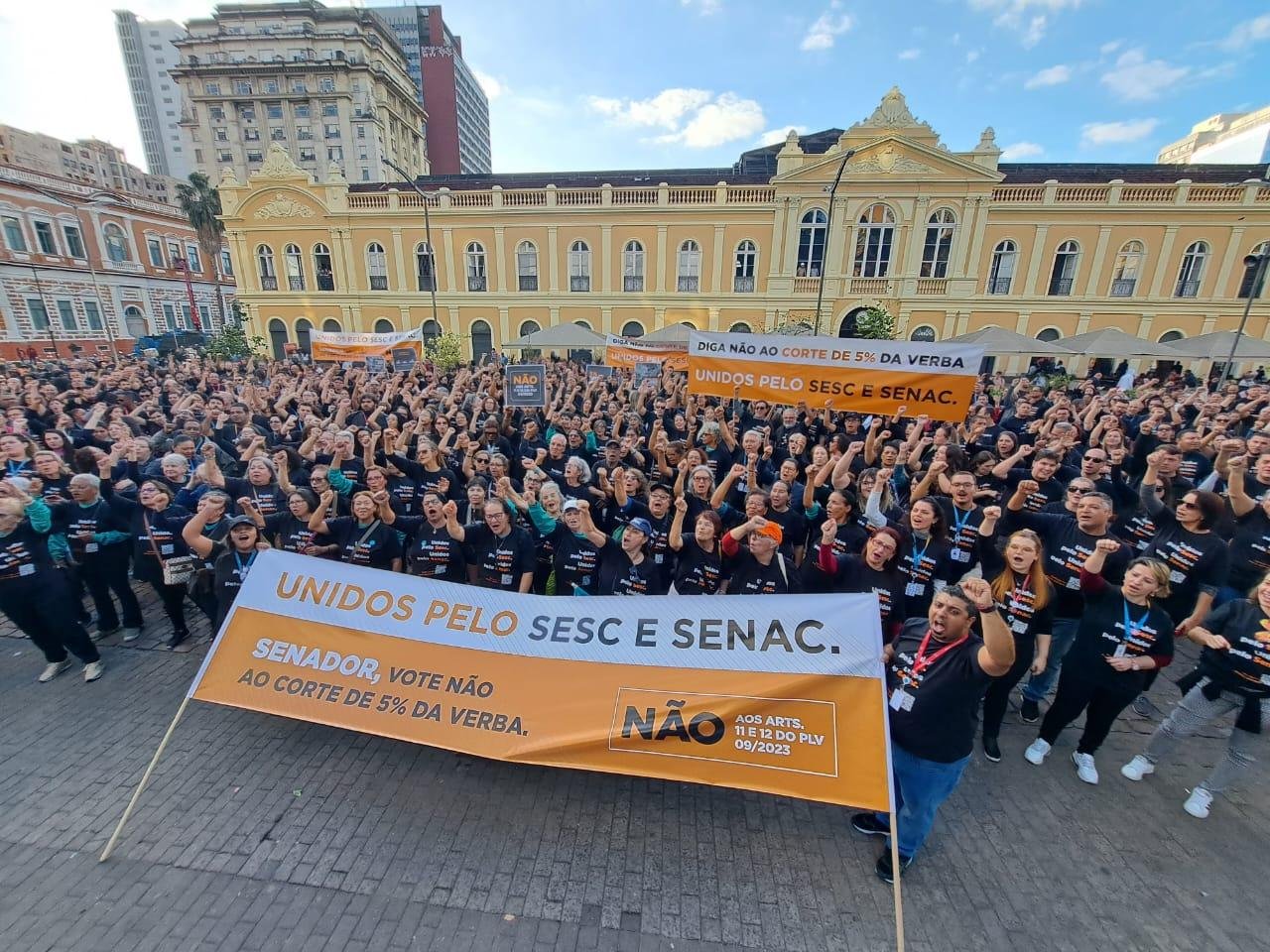 Manifestantes se reuniram no Largo Gl&ecirc;nio Peres, no Centro Hist&oacute;rico da Capital, entoando gritos de "n&atilde;o ao corte".
