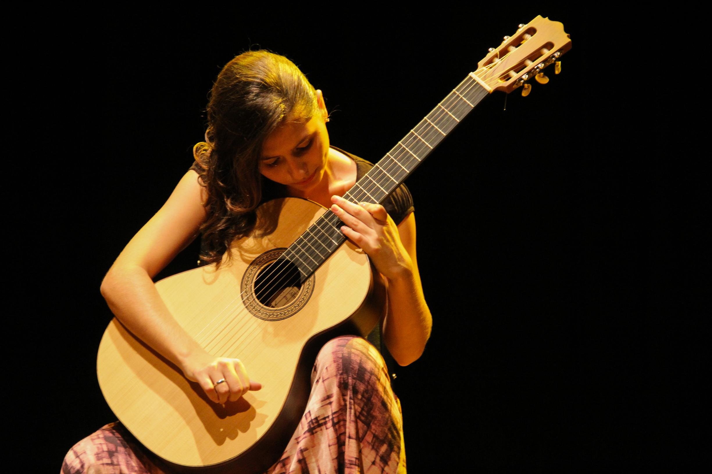 Tha&iacute;s Nascimento &eacute; compositora e violonista