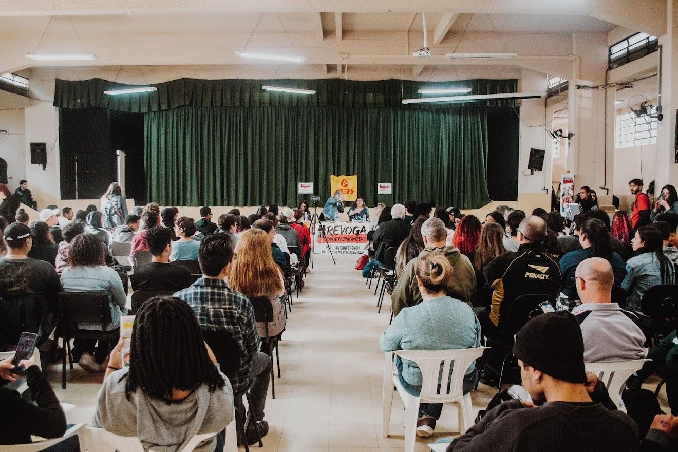 A&ccedil;&atilde;o no Julinho, na Capital, reuniu representantes de Cpers, Faced e comunidade escolar