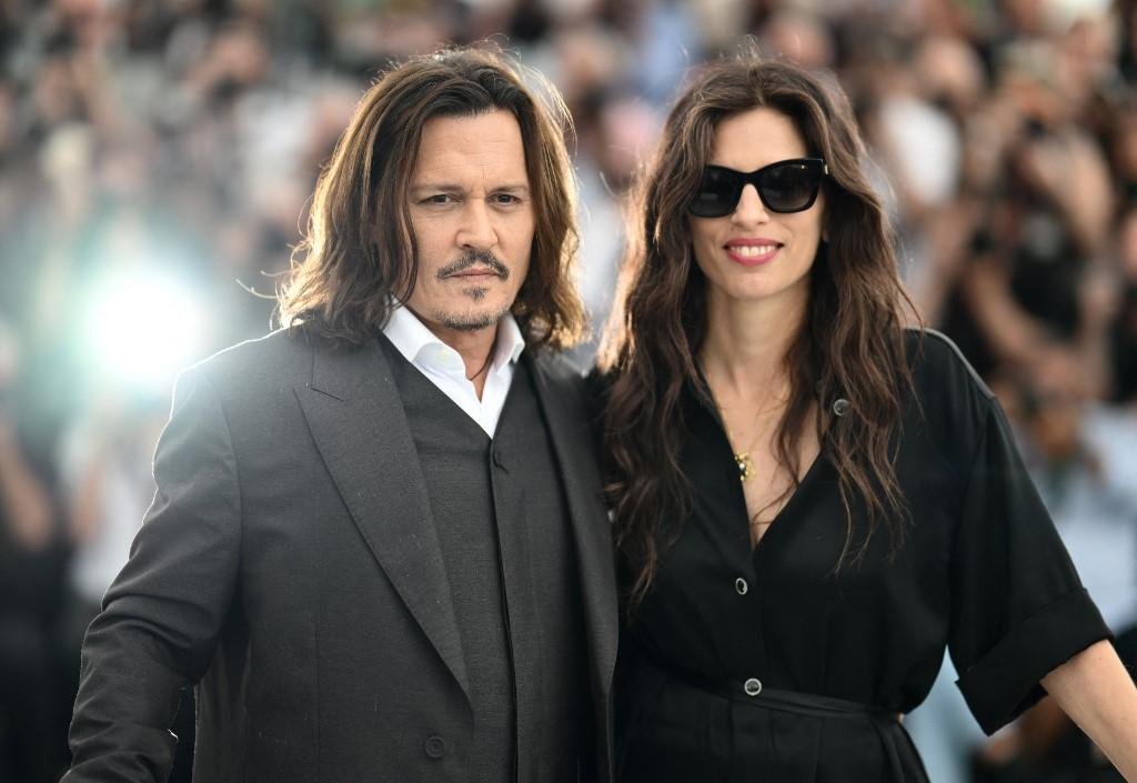 Johnny Depp e a diretora e atriz Ma&iuml;wenn lan&ccedil;aram o filme "Jeanne Du Barry" em Cannes