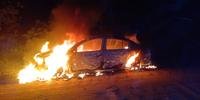 Renault Mégane foi abandonado em chamas pelos criminosos no Lami