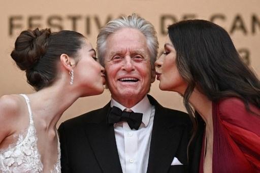 Michael Douglas entre a sua filha, Carys (E), e sua esposa, a atriz Catherine Zeta-Jones (D)