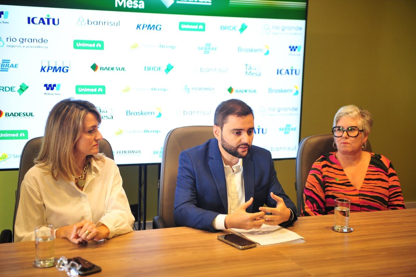 A presidente do Conselho da Mulher Empreendedora da Federasul, Simone Leite, o vice-governador Gabriel Souza e a ju&iacute;za do TJRS Madg&eacute;li Frantz Machado.