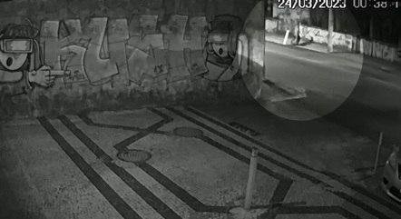 C&acirc;meras de seguran&ccedil;a da regi&atilde;o registraram o momento em que as v&iacute;timas foram surpreendidas com a abertura da cratera