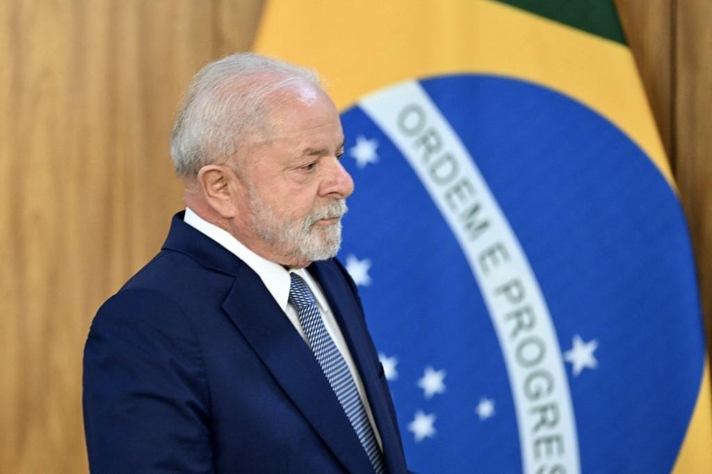 Presidente se queixou de dores no f&ecirc;mur; ritmo da agenda internacional de Lula pode diminuir