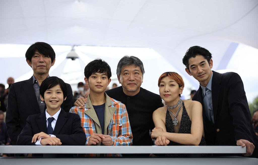 O roteirista Yuji Sakamoto, os atores Hinata Hiiragi e Soya Kurokawa, o diretor Kore-eda Hirokazu, e os atores Sakura Ando e Eita Nagayama