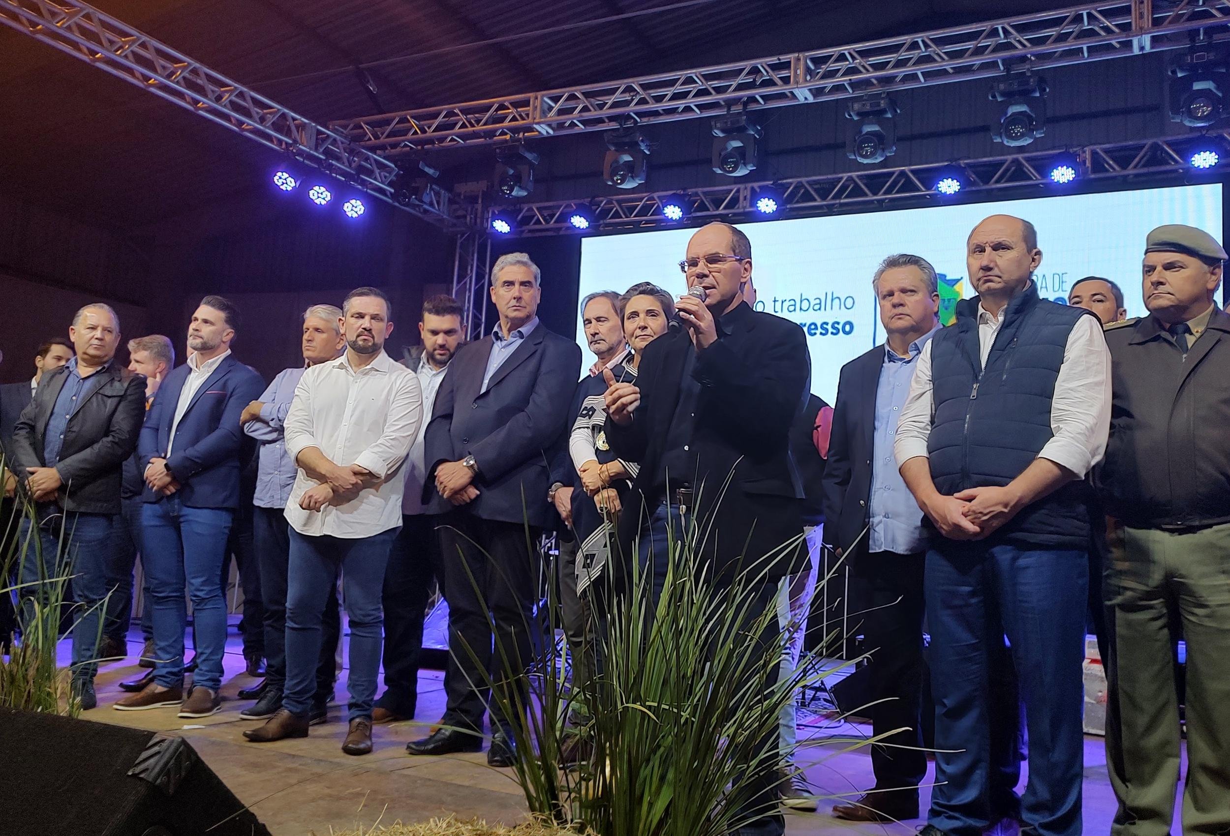 Marcos Tang, ao microfone, conclamou p&uacute;blico para vir ao Parque de Exposi&ccedil;&otilde;es Assis Brasil para conhecer n&atilde;o s&oacute; &agrave;s feiras agropecu&aacute;rias, mas tamb&eacute;m a Multifeira de Esteio
