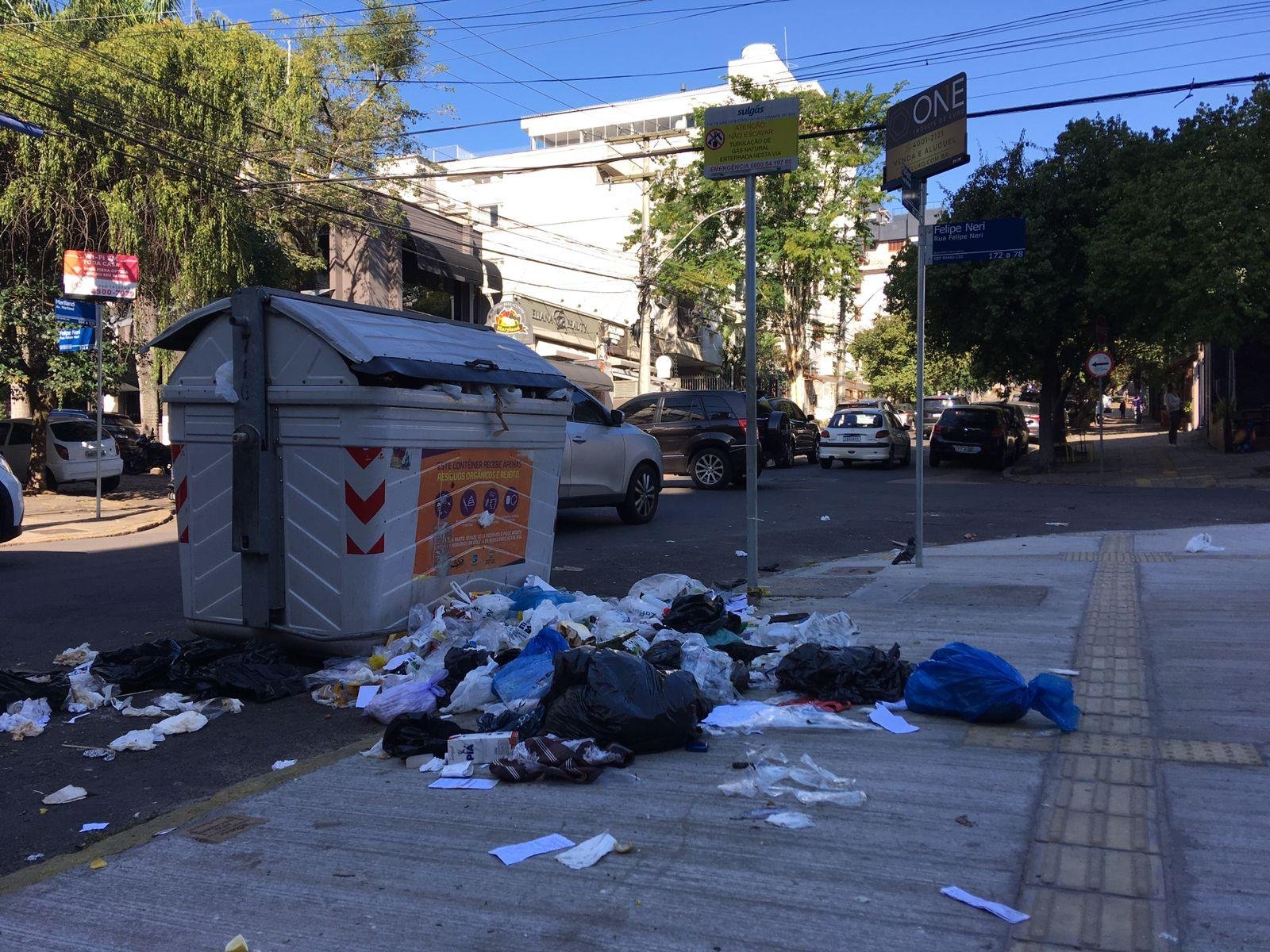 Ac&uacute;mulo de lixo fora no cont&ecirc;iner foi registrado no bairro Auxiliadora nesta quinta-feira