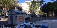 Acúmulo de lixo fora no contêiner foi registrado no bairro Auxiliadora nesta quinta-feira