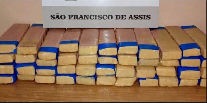 O homem detido com uma mulher foi identificado como motorista de aplicativo em Porto Alegre