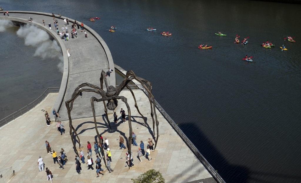 A escultura de aranha gigante mede cerca de tr&ecirc;s metros de altura e 5,4 metros de largura