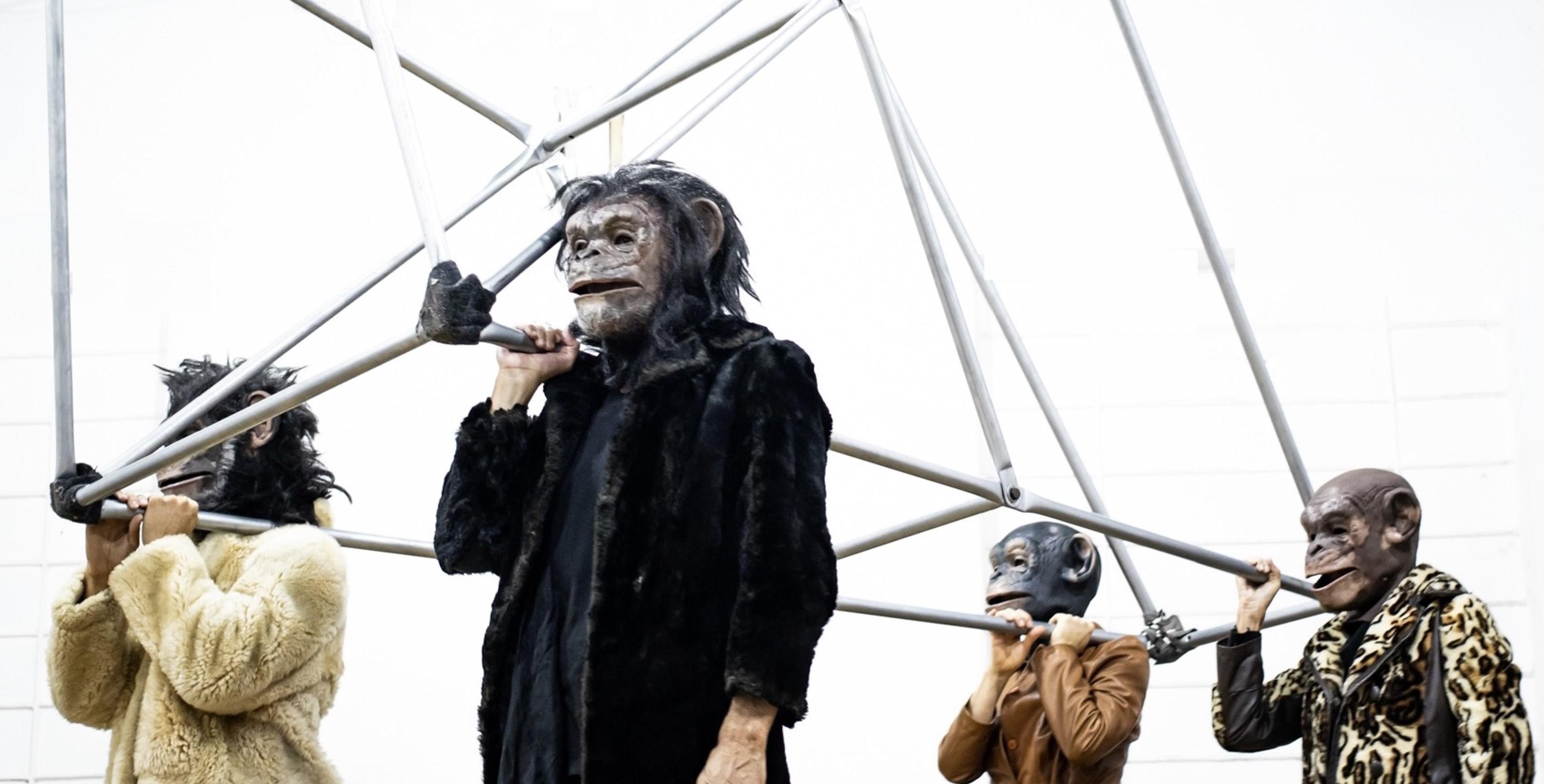 Os atores Alexsander Vidaleti, Fabiane Severo, Liane Venturella e Nelson Diniz atuam como macacos enjaulados e usam m&aacute;scaras de l&aacute;tex