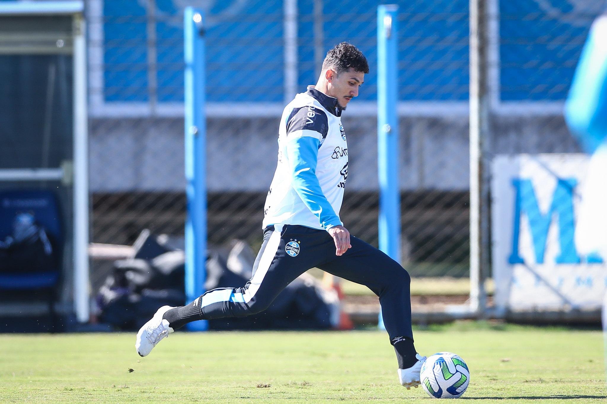 Vina n&atilde;o treinou com o restante do grupo nesta sexta-feira