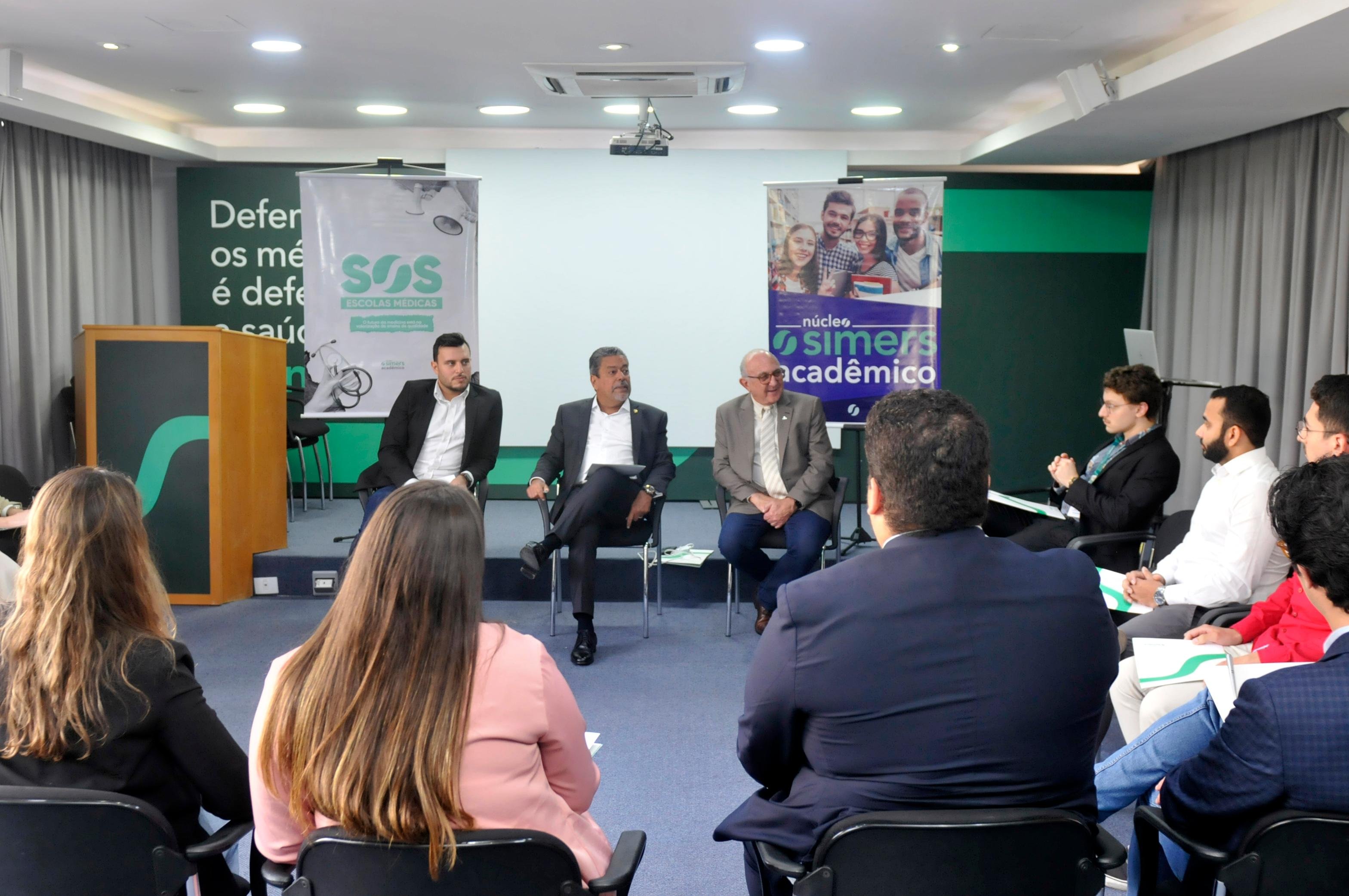 Integrantes do N&uacute;cleo Acad&ecirc;mico e da diretoria do Simers se reuniram com o senador Hiran Gon&ccedil;alves (PP), de Roraima, na sede da entidade.