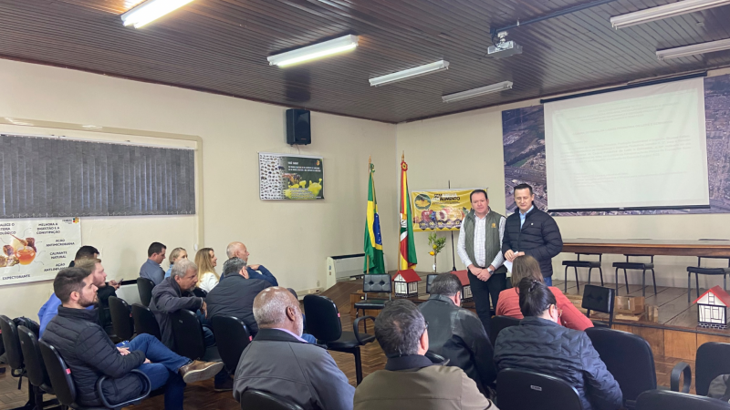 Representantes da C&acirc;mara Setorial da Cadeia Produtiva do Leite e Derivados estiveram reunidos nesta sexta-feira (19/5) durante a 17&ordf; Fenasul e 44&ordf; Expoleite no Parque de Exposi&ccedil;&otilde;es Assis Brasil em Esteio