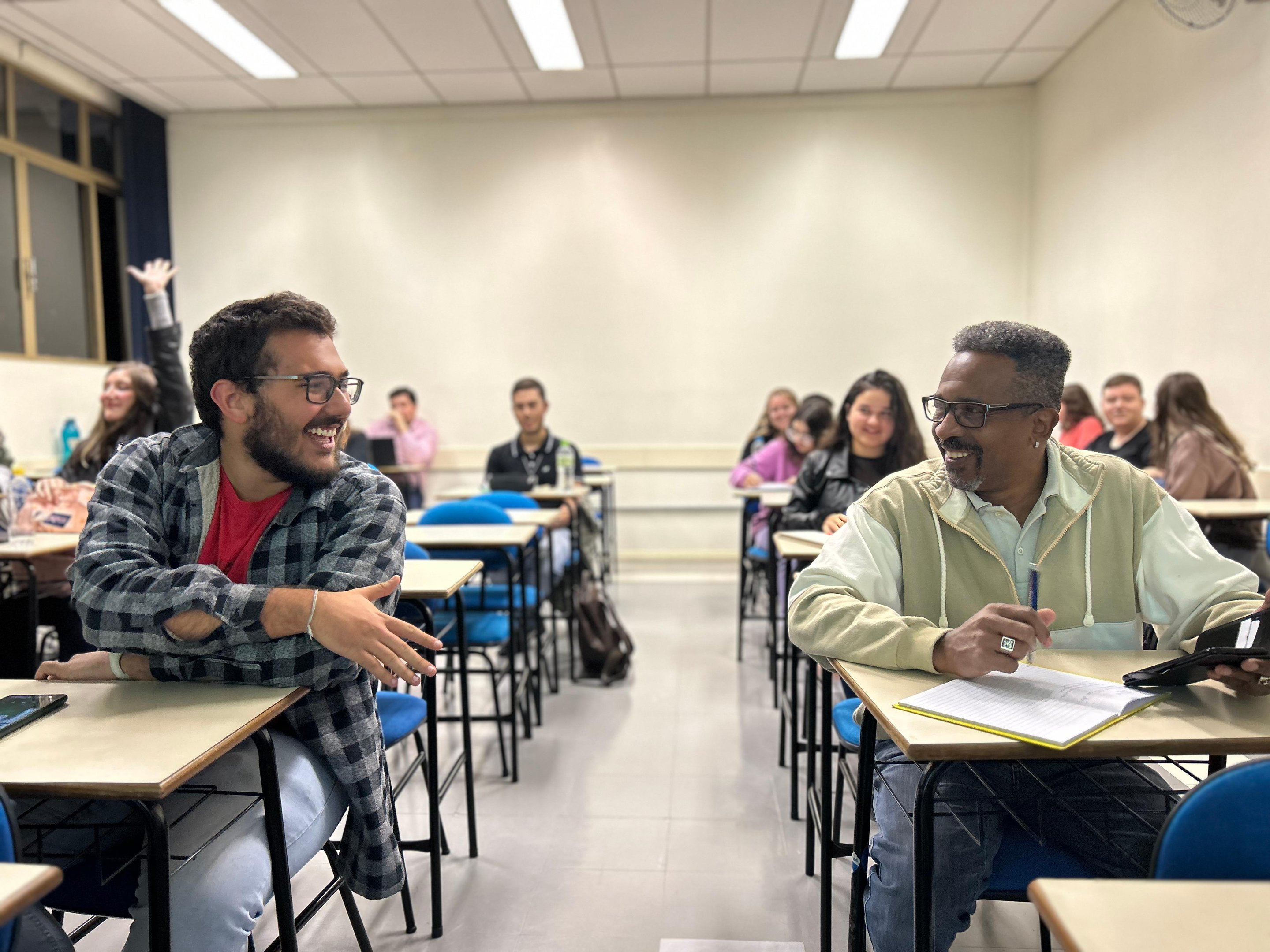 Benef&iacute;cios e descontos para o p&uacute;blico com mais de 35 anos incentivam o retorno &agrave;s salas de aula. Ip&aacute;cio Carolino Pinto, &agrave; direita na foto, cursa Hist&oacute;ria e faz parte do Recome&ccedil;ar Plus, programa da UPF que atinge mais de 300 acad&ecirc;micos