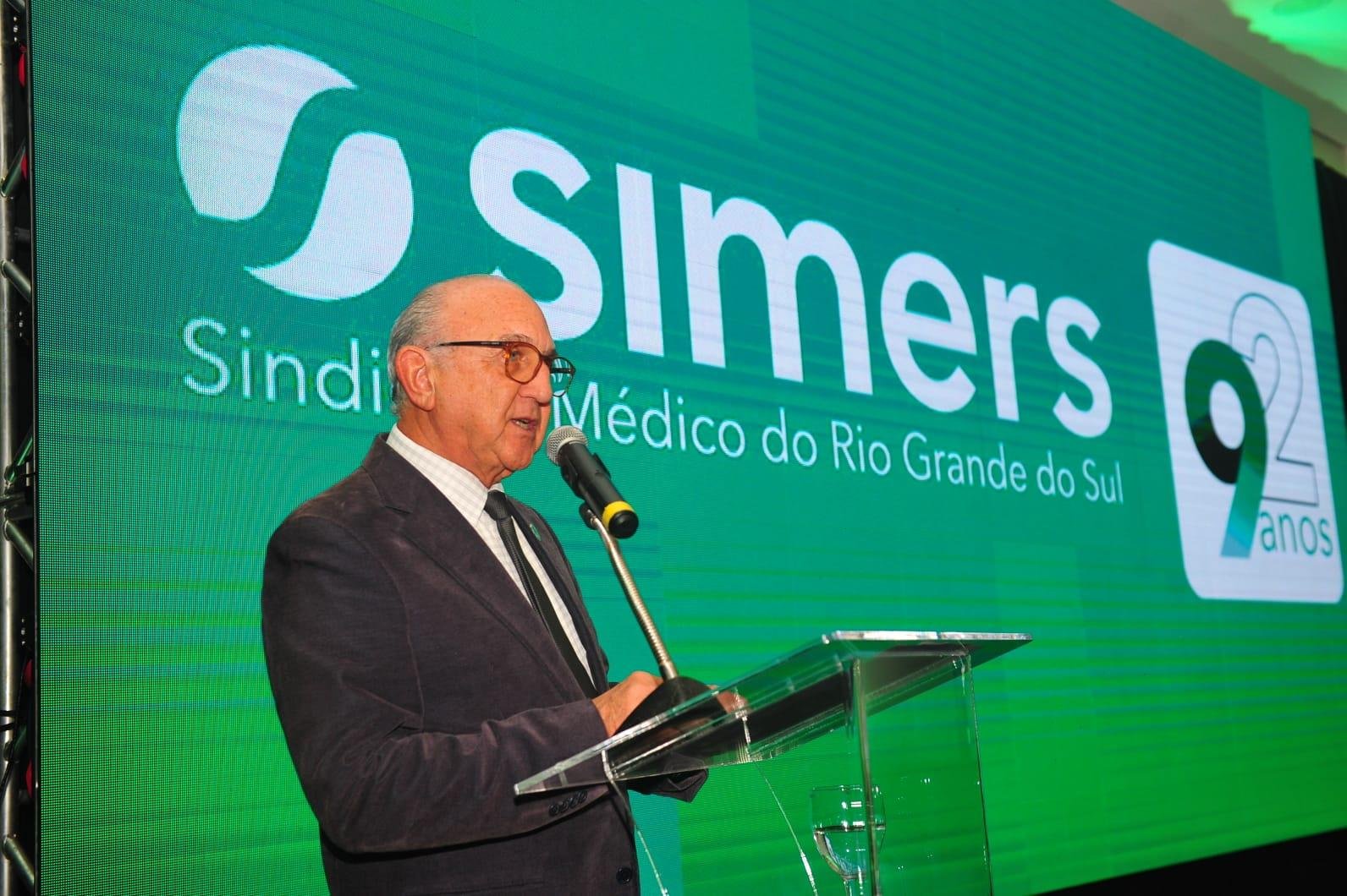 Simers completa 92 anos com nova campanha em defesa dos médicos