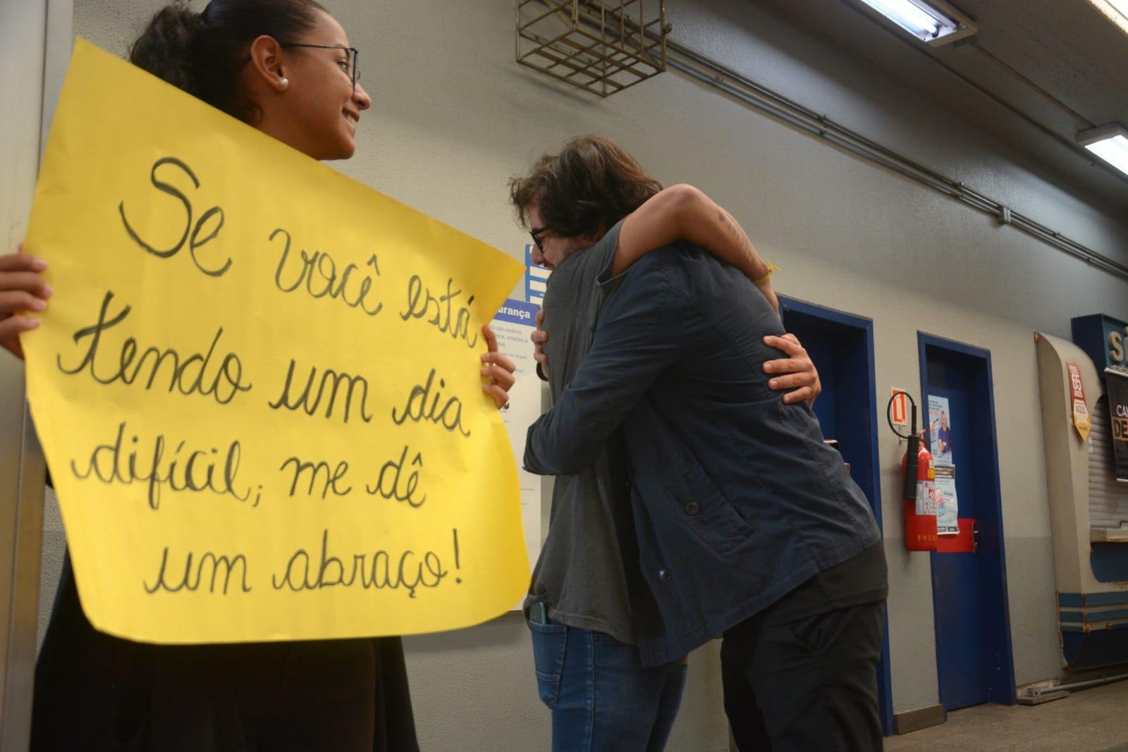 Volunt&aacute;rios atendem em uma esta&ccedil;&atilde;o a quem passa pelo trensurb todos os s&aacute;bados