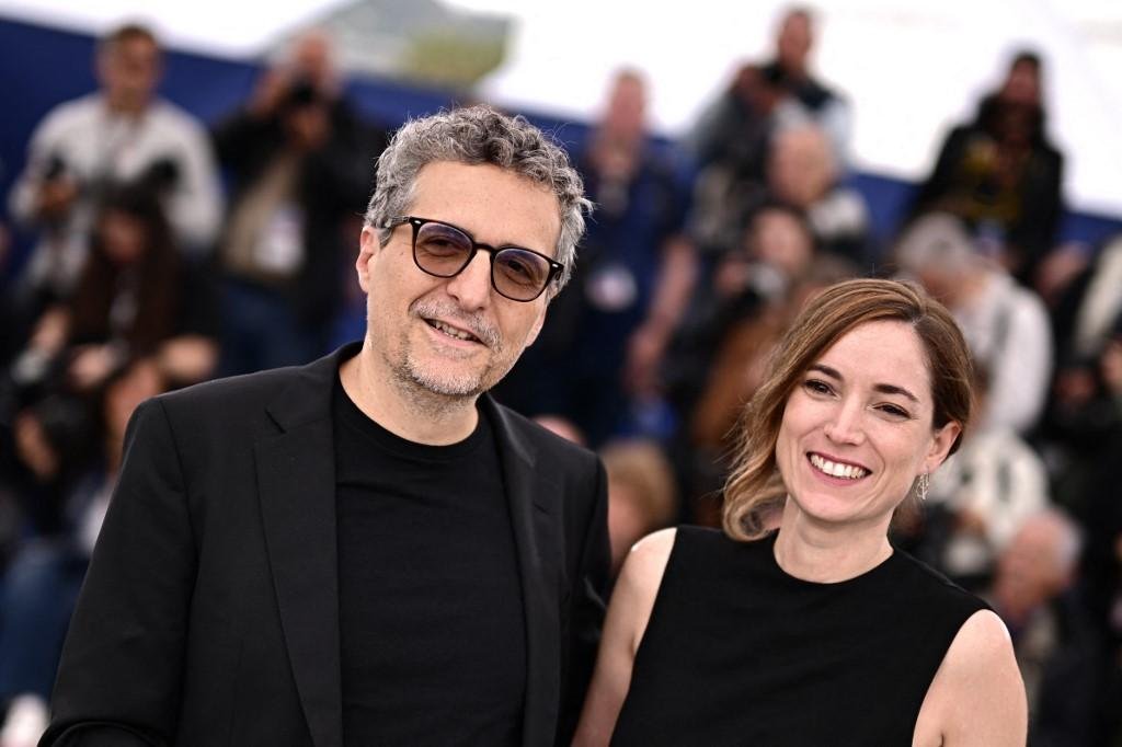 Kleber Mendonca Filho e a produtora francesa Emilie Lesclaux
