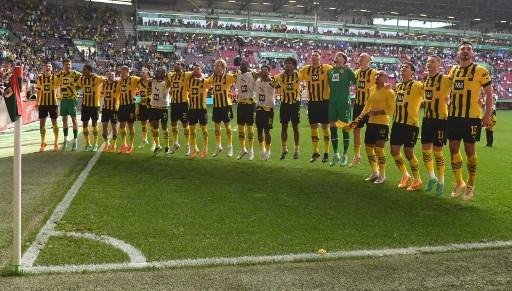 Jogadores comemoraram com a torcida a vit&oacute;ria que deu a lideran&ccedil;a do campeonato alem&atilde;o