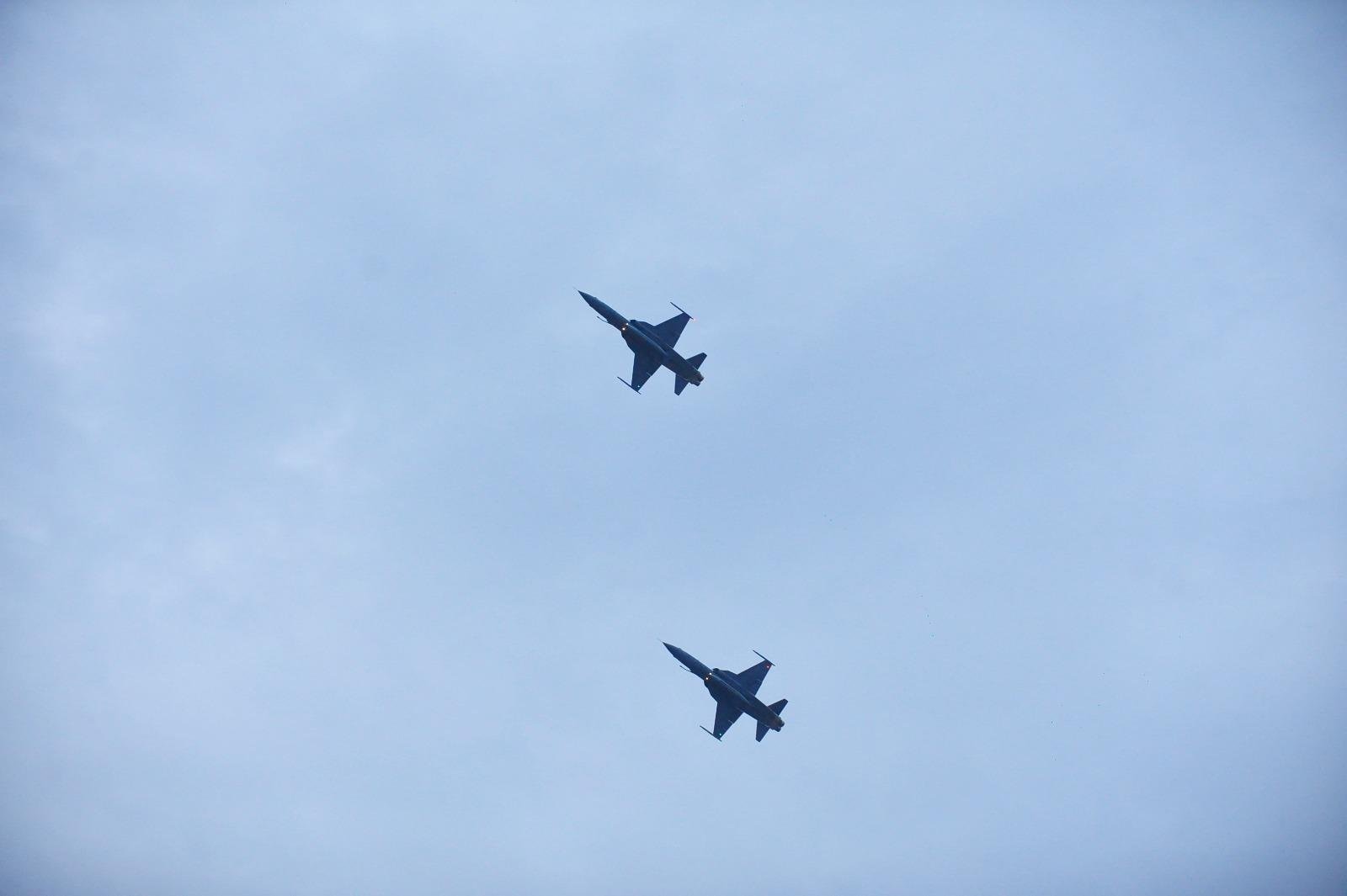 Torcedores que aguardavam o Gre-Nal foram surpreendidos pelo sobrevoo das aeronaves F-5 Mike do Esquadr&atilde;o Pampa, da FAB.