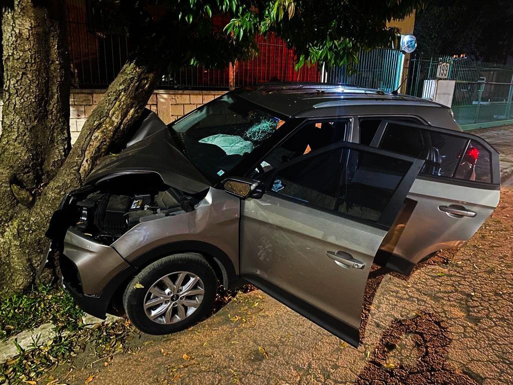 Homem colidiu carro contra uma &aacute;rvore durante a persegui&ccedil;&atilde;o e foi capturado pela pol&iacute;cia.