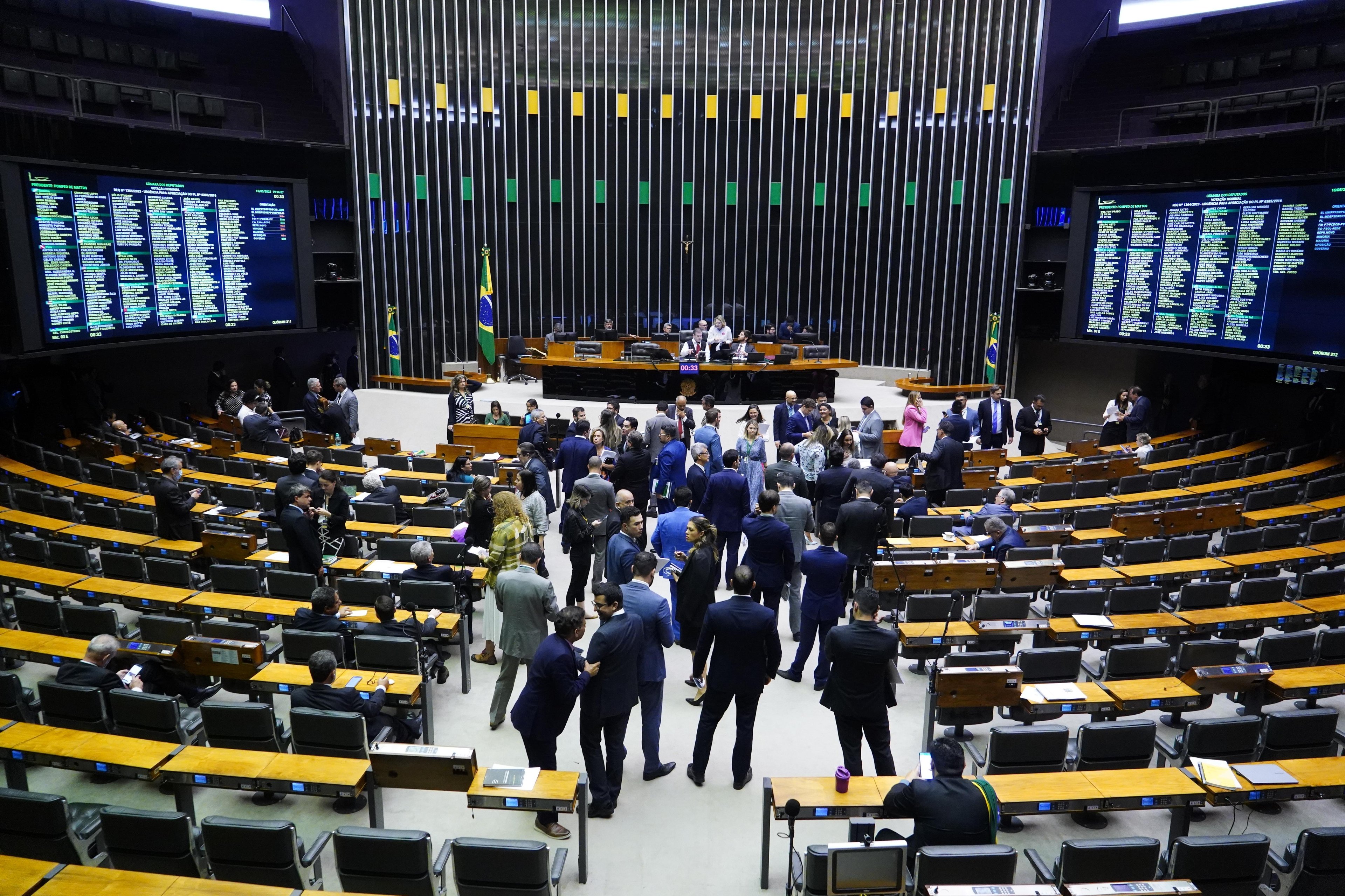 No Congresso, Lula busca apoio para aprovar projetos centrais para seu governo