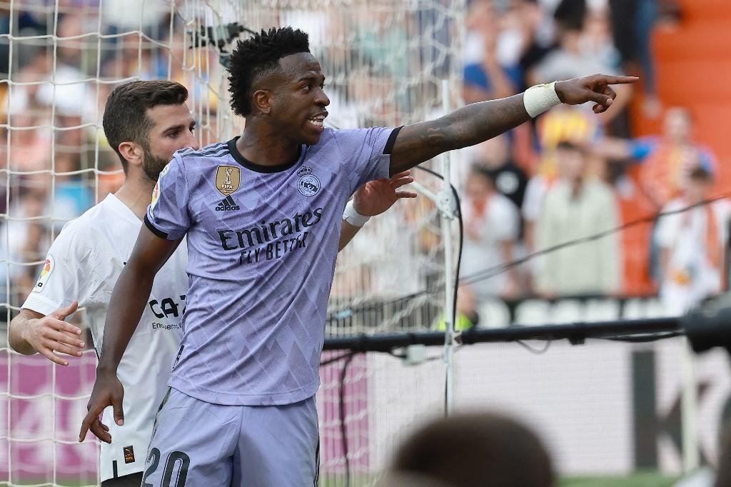 Jogador brasileiro sofreu ataques durante a partida deste domingo entre Real Madrid e Valencia; nos acr&eacute;scimos, ele foi expulso