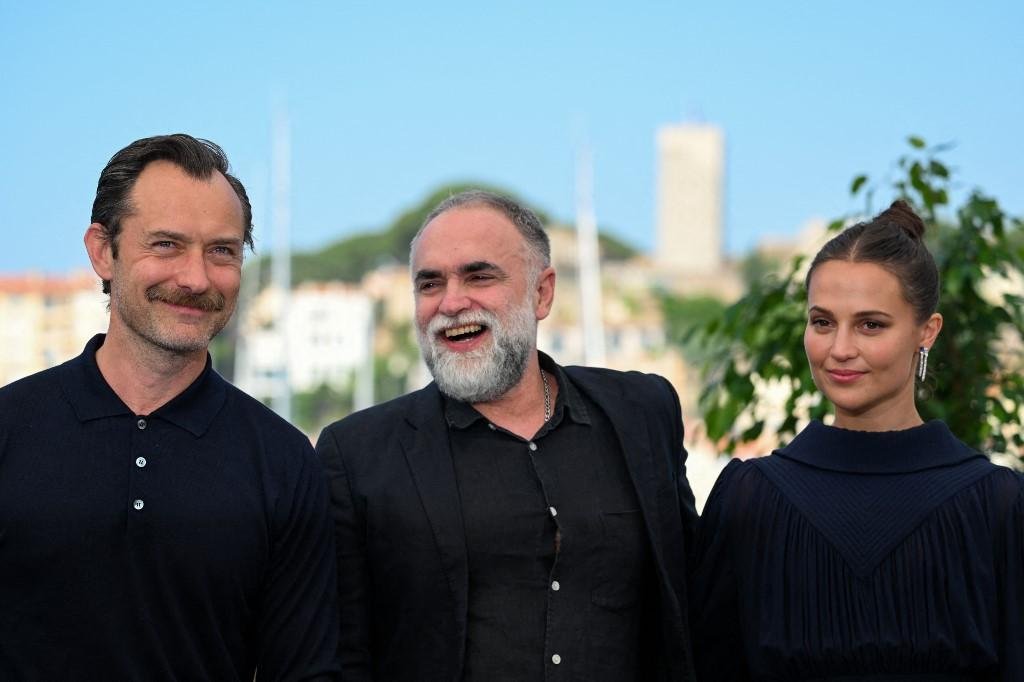 O ator Jude Law, o diretor brasileiro Karim Ainouz e a atriz Alicia Vikander em lan&ccedil;amento de filme em Cannes