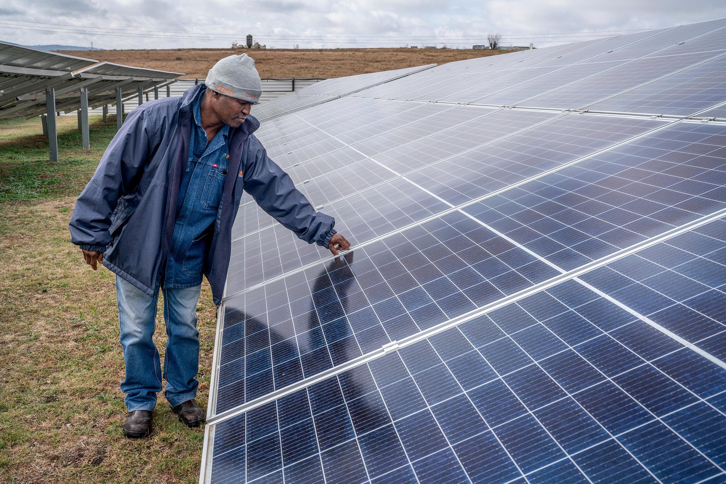O eletricista Samuel Sebatha inspeciona pain&eacute;is solares na Riviera Solar Farm em Tweeling, a cerca de 22 km de Frankfort.