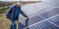 O eletricista Samuel Sebatha inspeciona painéis solares na Riviera Solar Farm em Tweeling, a cerca de 22 km de Frankfort.