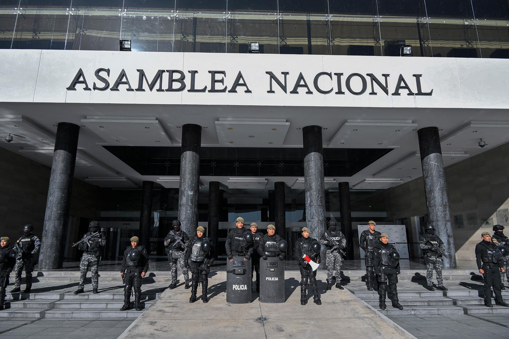 Policiais em frente da Assembleia legislativa em Quito, no Equador.