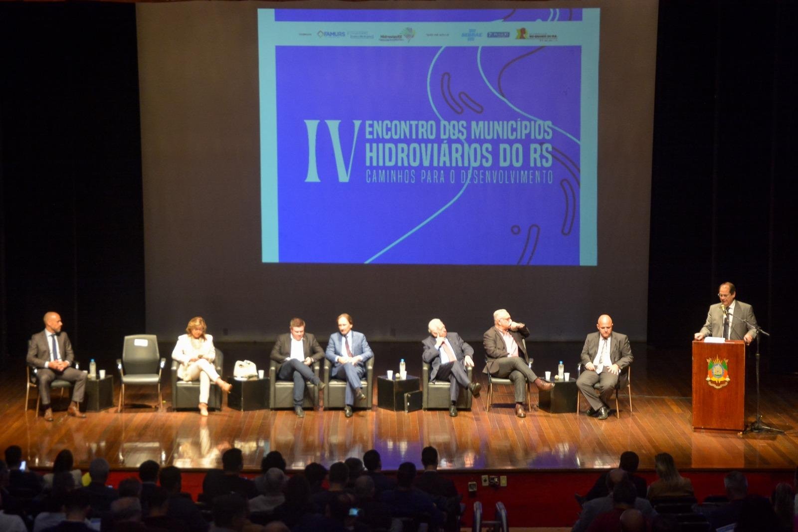 Autoridades e especialistas destacaram o potencial das hidrovias para o progresso dos munic&iacute;pios ga&uacute;chos