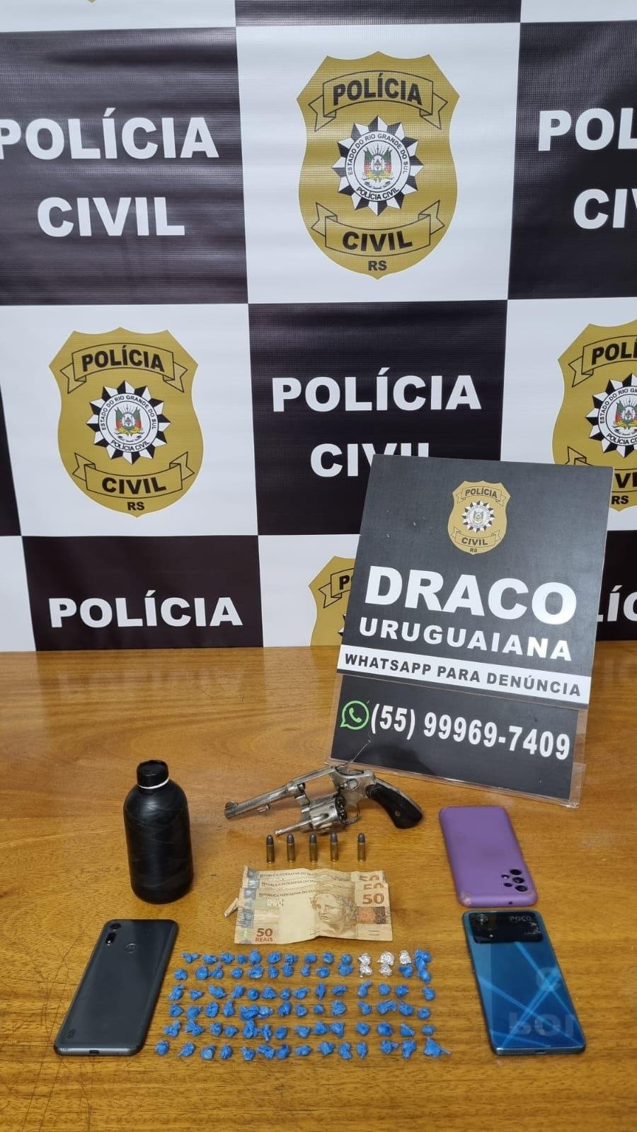 No local foi encontrado um frasco contendo 80 por&ccedil;&otilde;es de crack e cinco de coca&iacute;na, embaladas para a venda, e um rev&oacute;lver, calibre 32, com numera&ccedil;&atilde;o raspada, e cinco muni&ccedil;&otilde;es