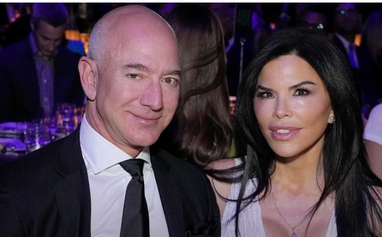 Jeff Bezos, fundador da Amazon, e Lauren S&aacute;nchez est&atilde;o juntos desde 2019