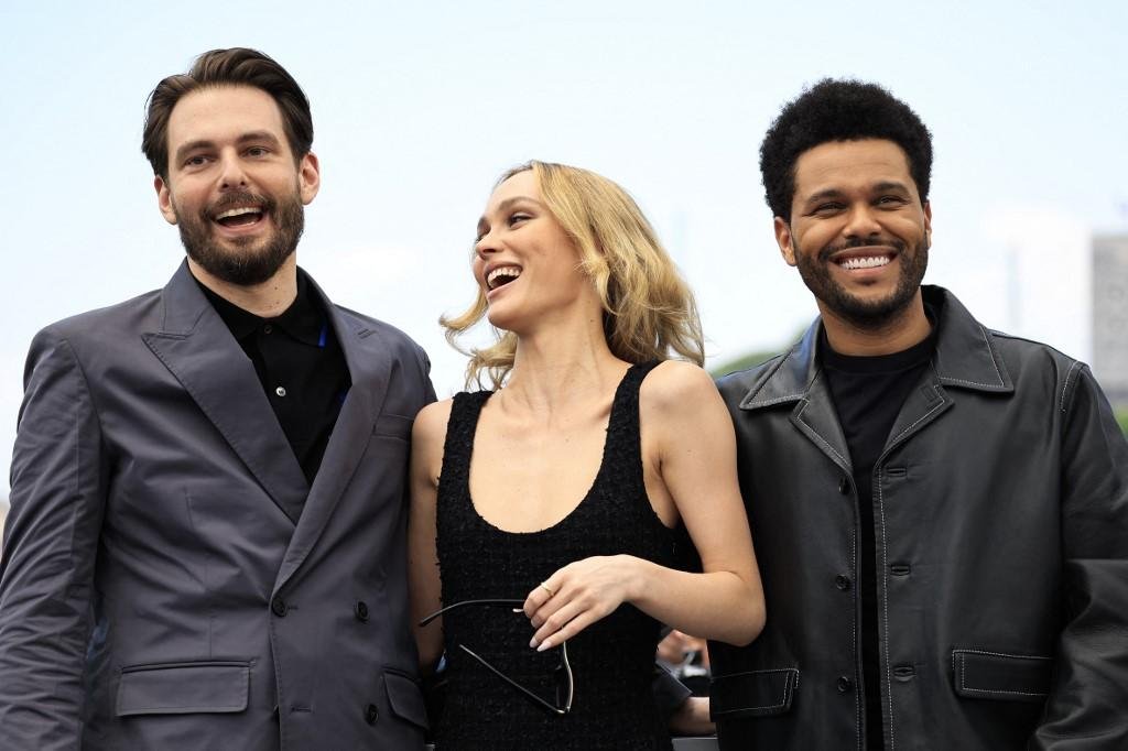 O diretor Sam Levinson, a atriz Lily-Rose Depp e o m&uacute;sico e ator Abel Tesfaye (The Weeknd)