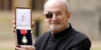O escritor britânico Salman Rushdie reaparece nove meses depois que um ataque com faca quase lhe custou a vida nos Estados Unidos